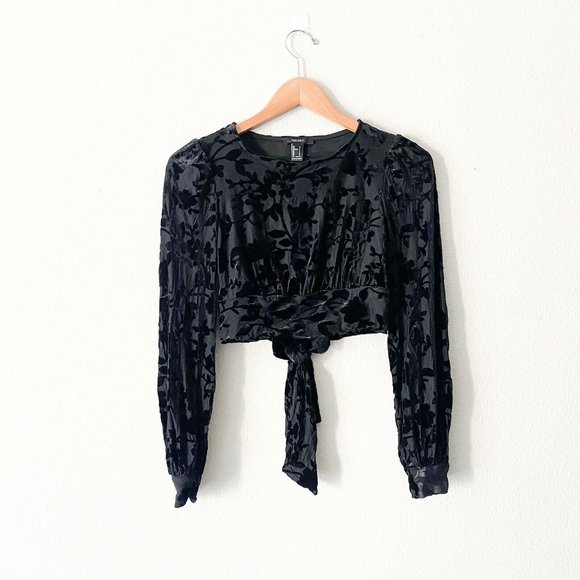Forever 21 Tops - Forever 21 Holiday Velvet Cropped Top Tied